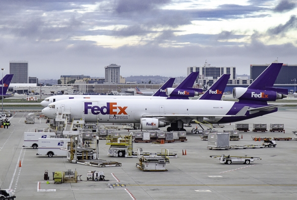 FedEx suspends money-back guarantees on U.S. holiday air deliveries